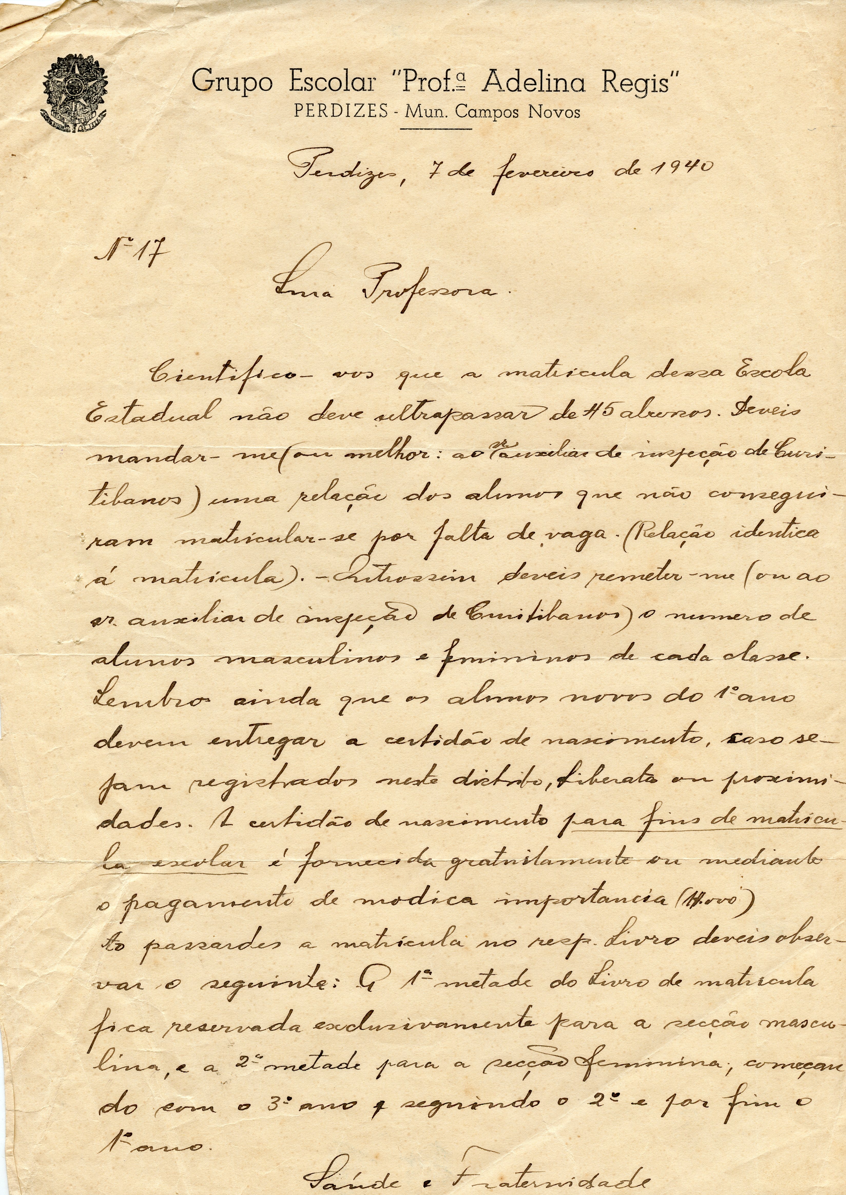 Documento oficial datado de 1940, emitido pelo Grupo Escolar Prof. Adelina Regis, em Perdizes, Campos Novos. O texto manuscrito em papel envelhecido contém instruções administrativas sobre matrículas escolares, incluindo normas para organização de turmas e exigências de documentação.
