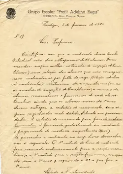 Documento oficial datado de 1940, emitido pelo Grupo Escolar Prof. Adelina Regis, em Perdizes, Campos Novos. O texto manuscrito em papel envelhecido contém instruções administrativas sobre matrículas escolares, incluindo normas para organização de turmas e exigências de documentação.