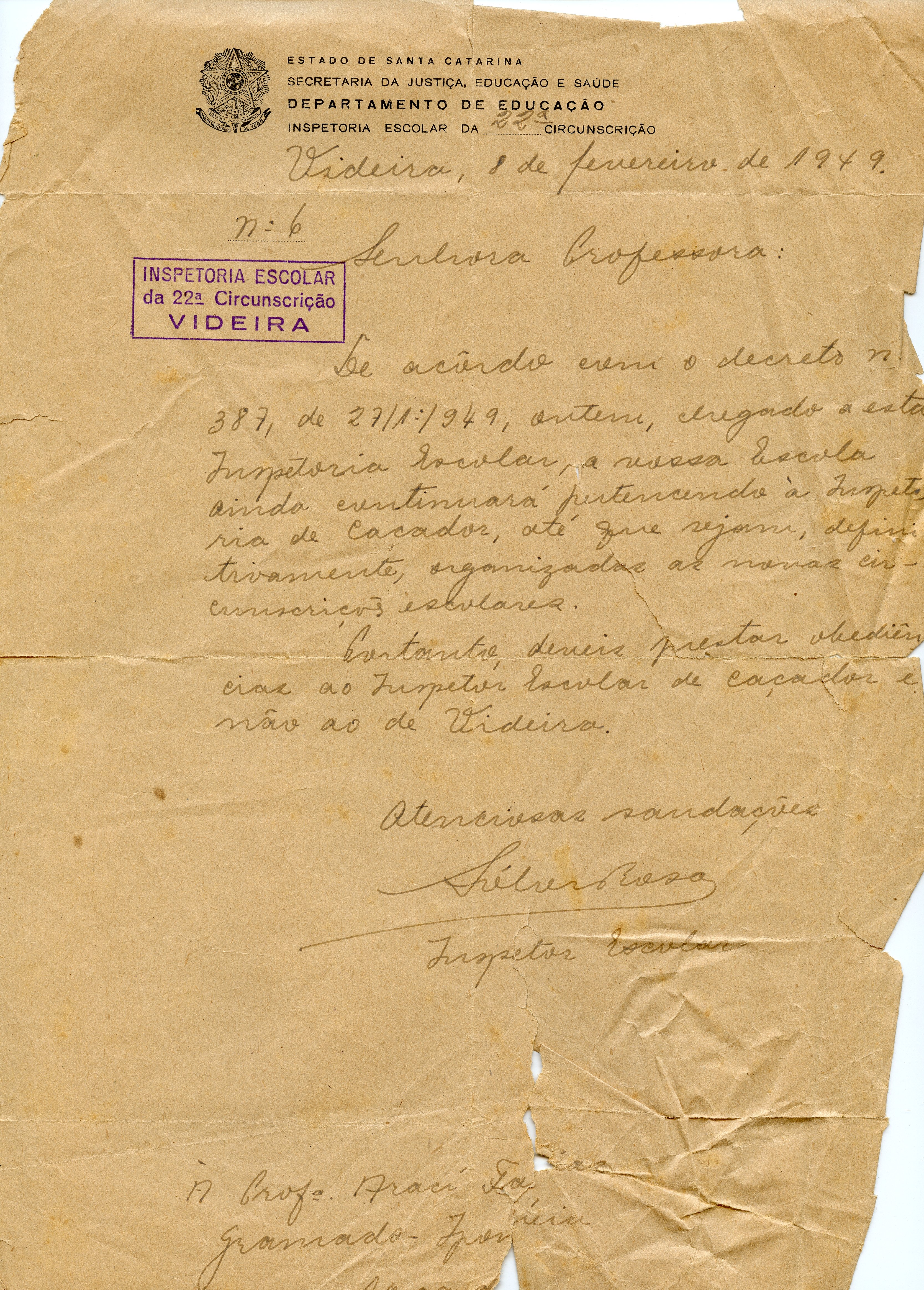 Documento oficial datado de 1949, emitido pela Inspetoria Escolar de Videira, Santa Catarina. Trata-se de uma comunicação administrativa sobre a jurisdição escolar entre os municípios de Videira e Caçador, apresentando um carimbo oficial e assinatura manuscrita em papel envelhecido.