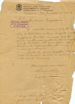 Documento oficial datado de 1949, emitido pela Inspetoria Escolar de Videira, Santa Catarina. Trata-se de uma comunicação administrativa sobre a jurisdição escolar entre os municípios de Videira e Caçador, apresentando um carimbo oficial e assinatura manuscrita em papel envelhecido.