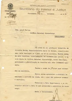 Documento oficial datilografado da Secretaria do Interior e Justiça do Estado de Santa Catarina, datado de 1939. O texto comunica a nomeação de uma professora para uma escola na Colônia Marechal Hindenburgo, em Curitibanos, refletindo a estrutura administrativa educacional da época.