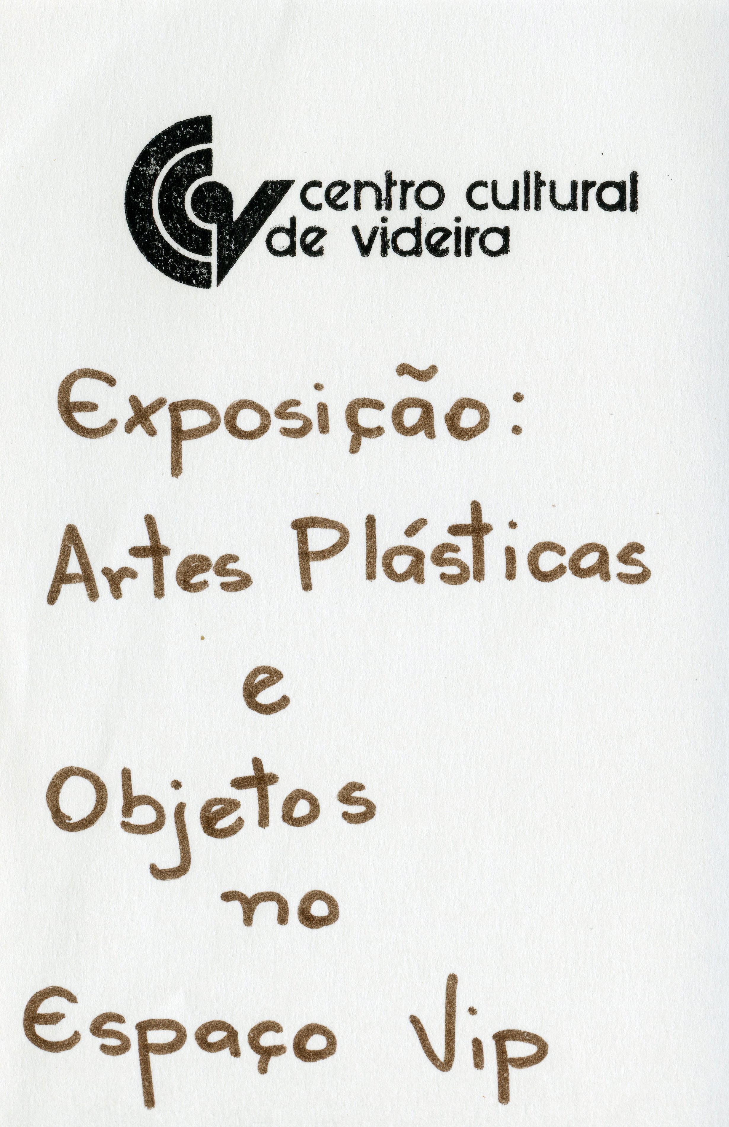 Este documento é um cartaz ou convite informativo do Centro Cultural de Videira, anunciando uma exposição de artes plásticas e objetos. O design apresenta o logotipo da instituição e texto manuscrito, indicando um evento cultural local de época indeterminada.