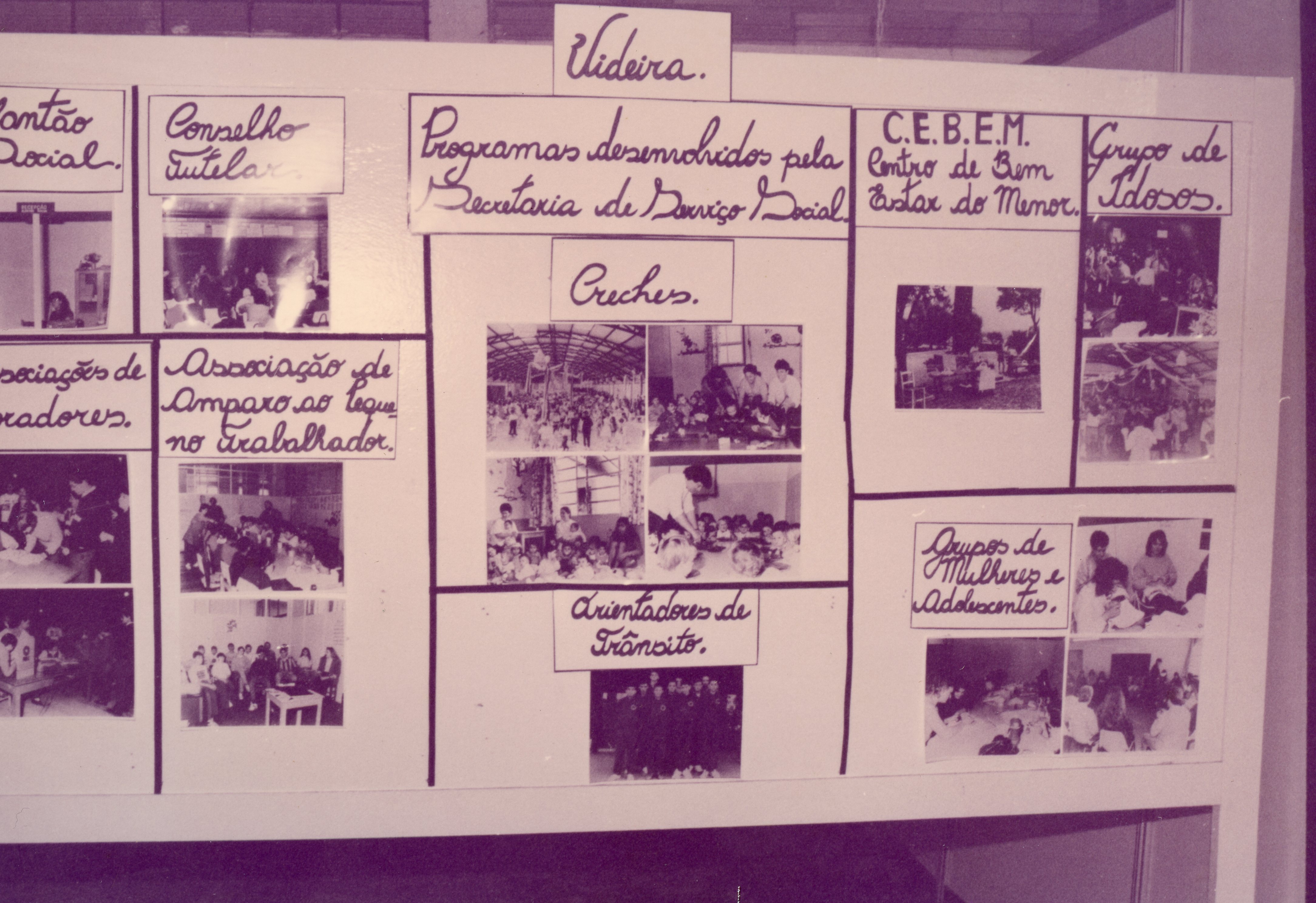 Um painel informativo sobre programas sociais desenvolvidos pela Secretaria de Serviço Social de Videira, contendo diversas fotografias em preto e branco de atividades comunitárias. O material apresenta registros de creches, grupos de idosos, orientadores de trânsito e associações, provavelmente datando das décadas de 1980 ou 1990.